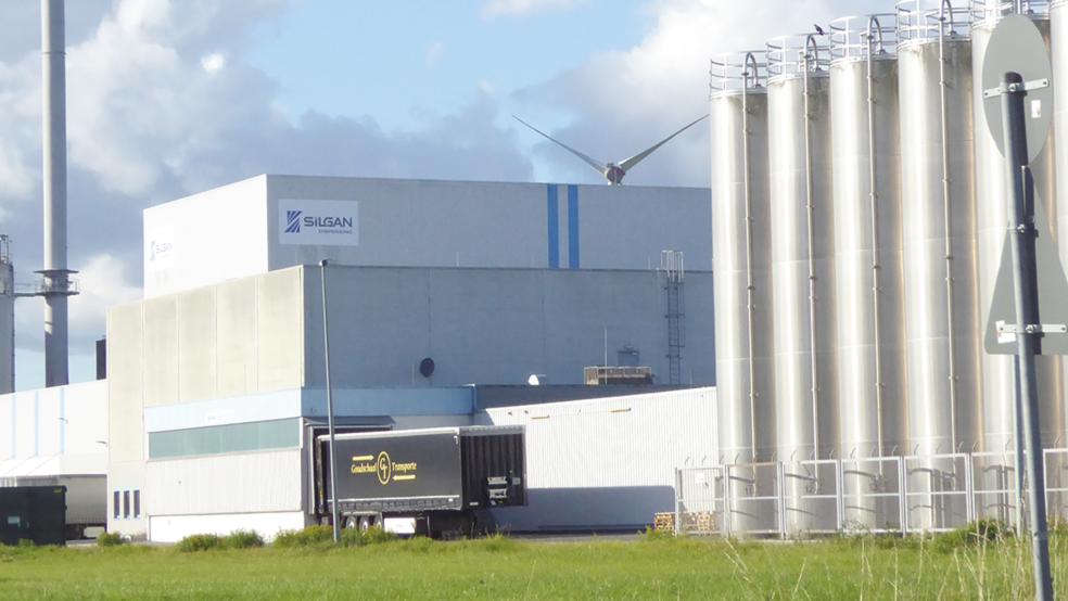 Das Weener Plastik-Werk im Industriegebiet gehört seit einem Jahr zum US-Konzern Silgan Holding. Die zunehmende Automatisierung hat nun Auswirkungen auf den Personalbestand.  © Foto: Hanken