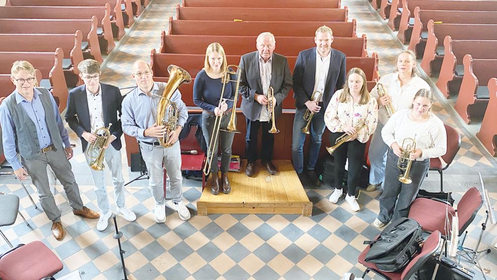 Der Jubiläums-Posaunenchor hat mit (von links) Chorleiter Uwe Koenen, Abbo Smeins, Jan Pohlmeyer, Ina Wilken, Hermann Jans, Markus Oosting, Carina Oltrop, Minke de Boer, Jannah de Boer und Siegfried Heyen (er fehlt auf dem Foto) derzeit zehn Mitglieder.  © Fotos: Kuper