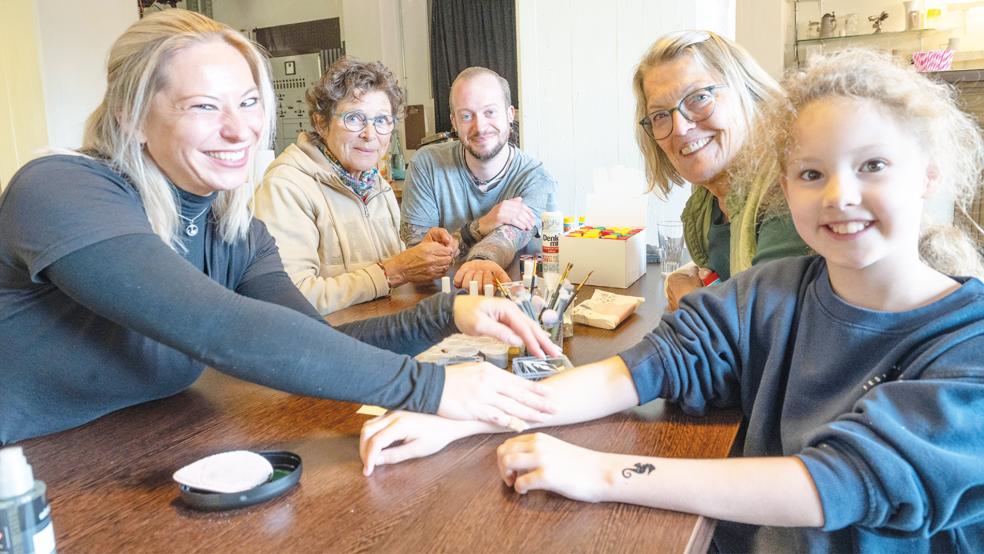 Anja Henniger, Stephanie Haas-Raab, Carsten Willems, Wilma Nee-Winterboer und ihre Enkelin Finja Boekhoff hatten beim Spielenachmittag viel Spaß.  © Foto: Bruins