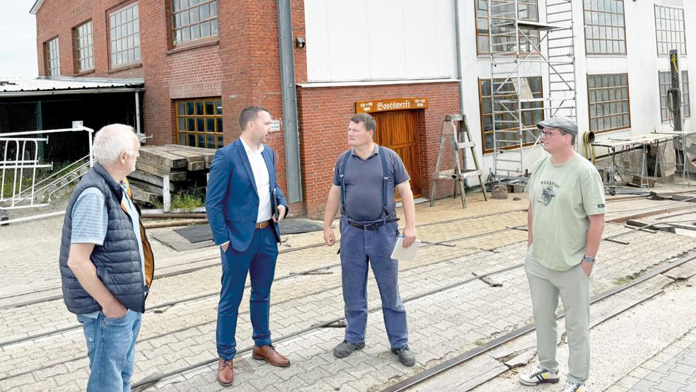 Vor der Bootshalle (von links): Ratsmitglied Conny Kruse, Nico Bloem, Gerjet Bültjer und Ratsmitglied Torsten Dinkela..  © Foto: privat