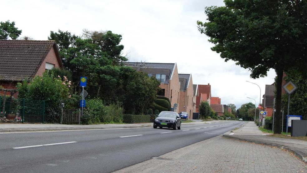 An der Graf-Edzard-Straße soll eine Ampel für Fußgänger gebaut werden. Das wurde jetzt im Ausschuss für Bau- und Stadtentwicklung beschlossen.  © Archivfoto: Hoegen