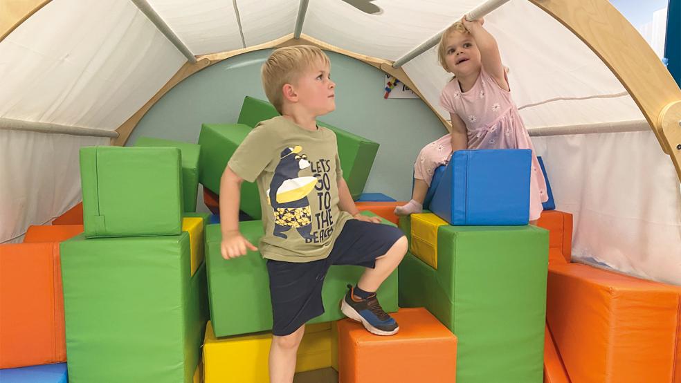 Der fünfjährige Theo und seine Schwester Lina (3) spielten zum Schluss drinnen weiter, bis der Regen vorbei war.  © Foto: Kuper