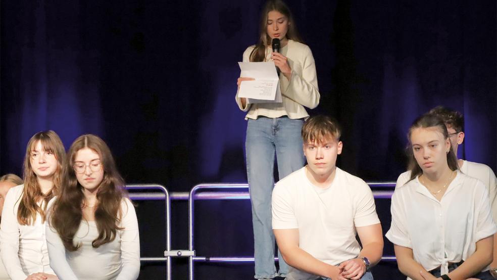  Schülerinnen und Schüler des Teletta-Groß-Gymnasiums trugen auf der großen Bühne das Gedicht »Abel steht auf« von Hilde Domin vor. <br /> © Fotos: Ammermann