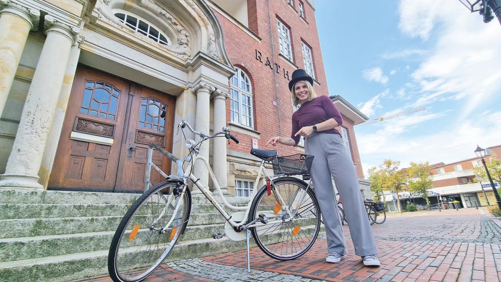 Bürgermeisterin Vanessa Gattung freut sich auf die »Papenburger Meile« inklusive Fahrradversteigerung.  © Foto: Stadt Papenburg