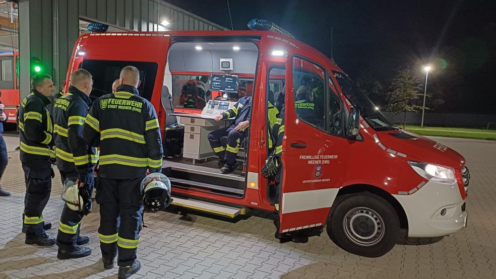 Im Einsatzleitwagen der Feuerwehr wurde die Suchaktion koordiniert. © Feuerwehr/Rand
