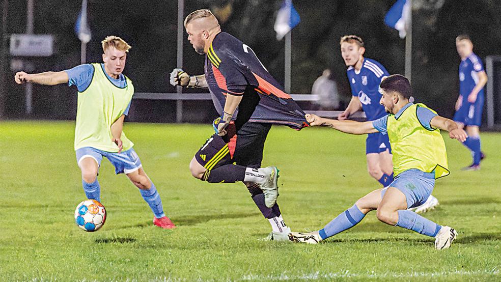 Schwer zu bremsen ist in dieser Szene Holthusens Torwart Carsten Winterboer (Mitte), der schließlich das Spiel von außen zu Ende schauen musste.  © Foto: Jungeblut