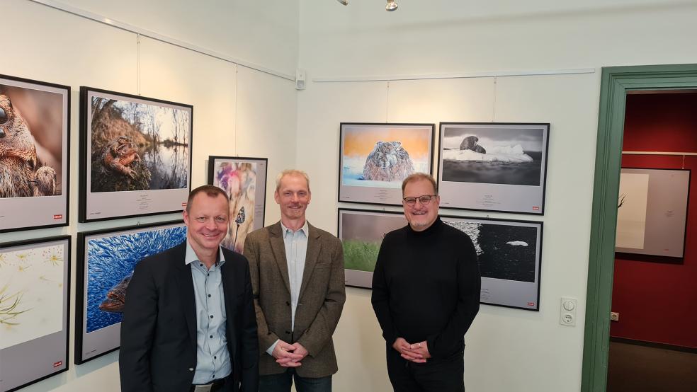 In der Ausstellung (von links): Marco Tuve (Leiter des OLB-Filialgebiets Cloppenburg-Leer), Oliver Freise (Museumsleiter) und Günter Podlich (Vorsitzender des Heimatvereins)  © Foto: Daniela Akkermann