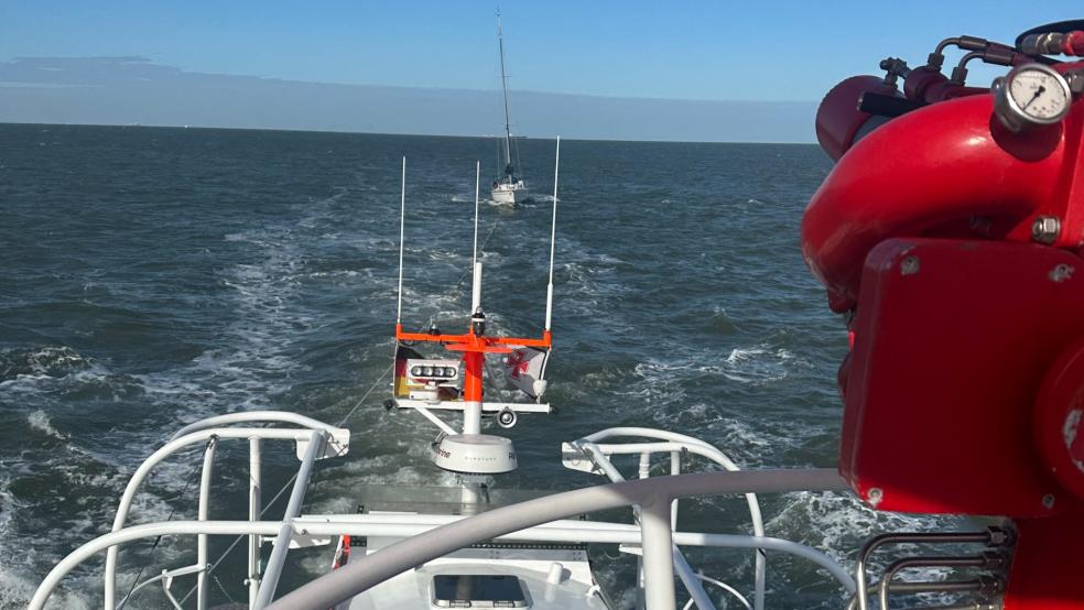 Die “Bernhard Gruben” mit der Segelyacht im Schlepp. Die See hat sich kurz vor Hooksiel deutlich beruhigt.  © Die Seenotretter – DGzRS
