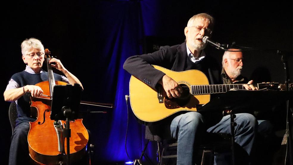 Dreeklang mit Christa Ehrig (von links), Jan Cornelius und Klaus Hagemann gaben dem Schauspiel den verdienten Rahmen.  © Foto: Ammermann