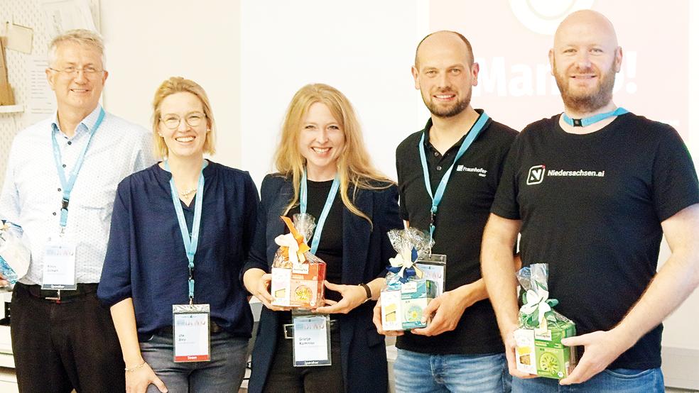 Klaus G. Göken, Ute Bley, Grietje Kammler, Menno Müller und Jan Pleis im Digital Hub Ostfriesland.  © Foto: Hansen/Ostfriesische Landschaft