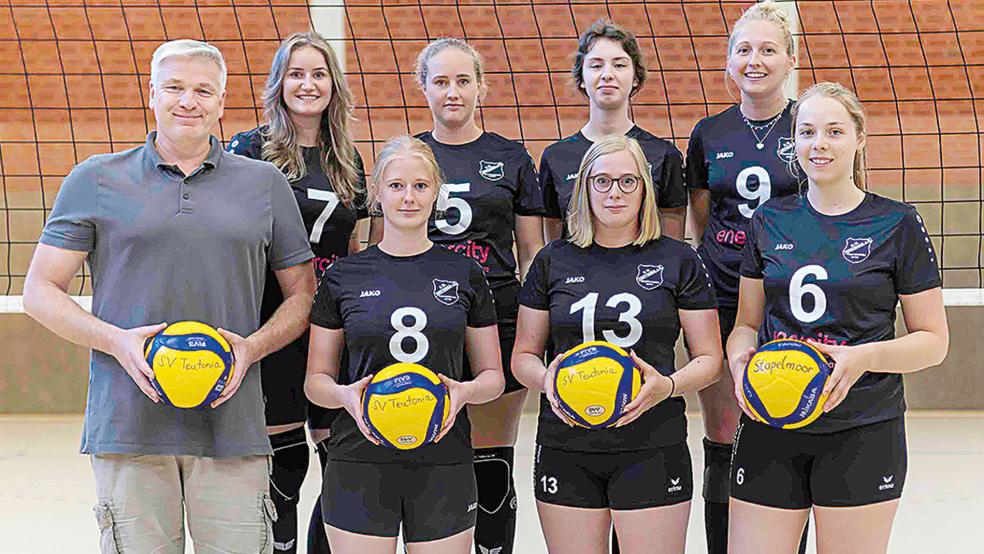Die Volleyballerinnen des SV Teutonia Stapelmoor um Trainer Joachim Loesing könnten weitere Verstärkungen gut gebrauchen.  © Foto: Jungeblut