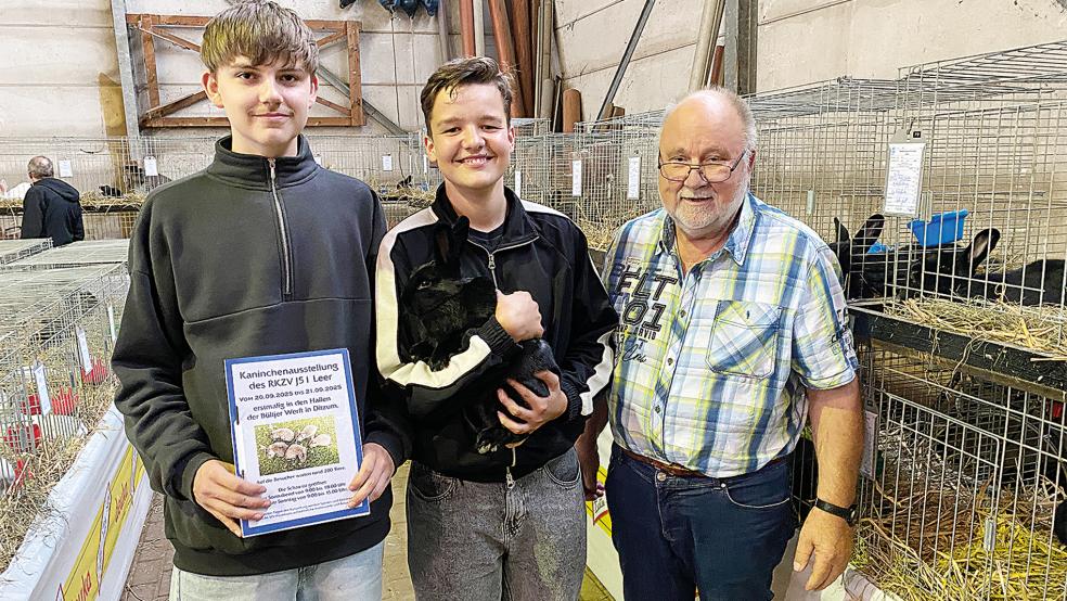Manfred Eihusen (rechts) freute sich als Vorsitzender des Kaninchenzuchtvereins über Thees Kruse (links) und Lennard Bruhns als junge Besucher der Schau in Ditzum.  © Fotos: Kuper
