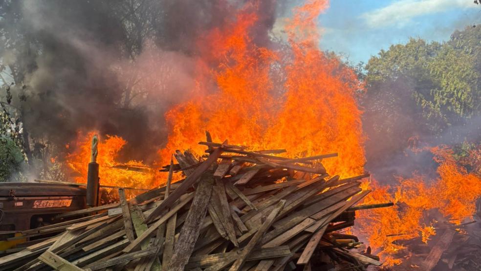 Eine Holzpalette fing Feuer. © Privat