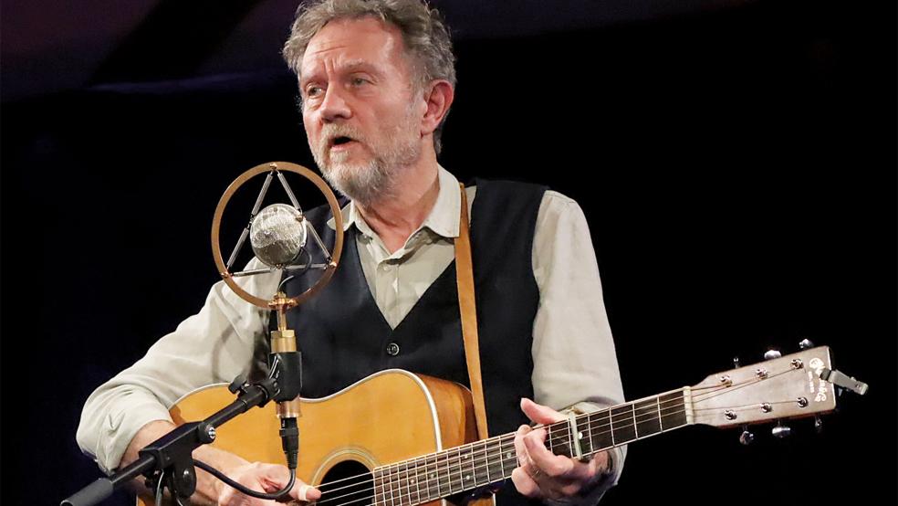 Seit einem Vierteljahrhundert ist Otto Groote schon als Songwriter aktiv. Zusammen mit Ralf Strotmann und Matthias Malcher gab er nun ein Konzert im Zollhaus in Leer und begeisterte die Zuschauer.  © Foto: Ammermann