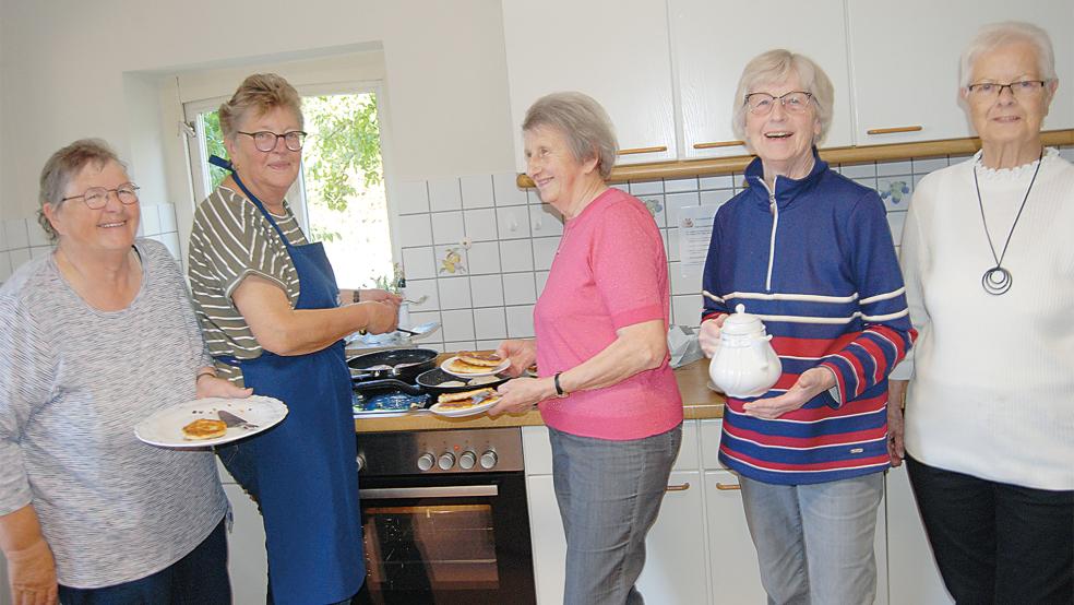 Hermine Leemhuis, Friederike Holtkamp, Rita Frikke, Helga van Hoorn und Berta Müller (von links) backten in der Küche Reesen Pufferkes.  © Foto: Hoegen
