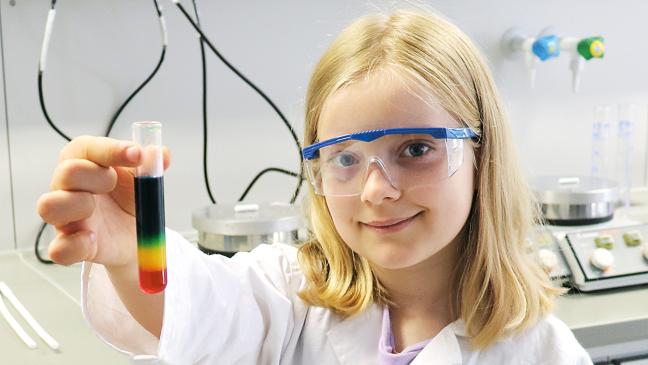 Kinder lernen die Labore kennen