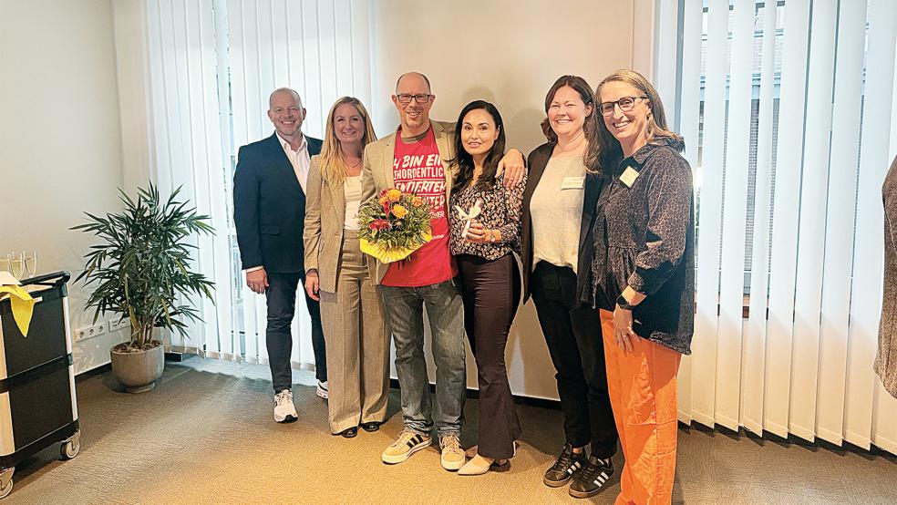 Begrüßung des neuen Chefarztes: Ansgar Veer (von links, Geschäftsführer Borromäus Hospital und Hauptgeschäftsführer St. Bonifatius Hospitalgesellschaft), Sarah Sebeke (Krankenhausleitung Borromäus Hospital), der neue Chefarzt der Abteilung Innere Medizin und Gastroenterologie, Dr. Ingo Finnmann, mit seiner Ehefrau sowie die Pflegedienstleitungen Nina Blanke-Buretzek und Philine Popken de Freyle.  © Foto: Borromäus Hospital