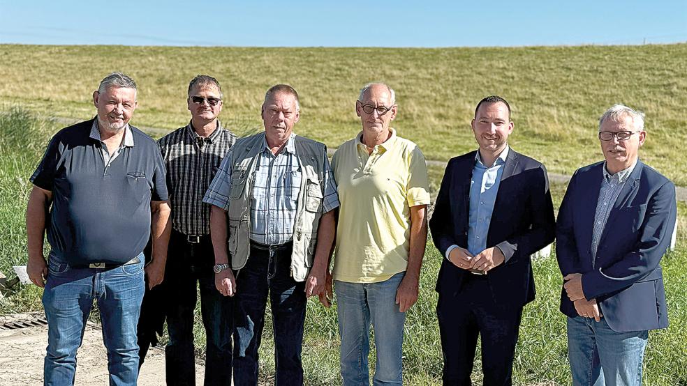 Vor dem Emsdeich in Jemgum (von links): Günter Harms (SPD-Ratsherr), Ludger Borchers (Deichrichter aus Diele), Helmut Plöger (SPD-Fraktionschef), Oberdeichrichter Meint Hensmann, Nico Bloem und Helmut Geuken (SPD-Kreistagsfraktionsvorsitzender).  © Foto: privat