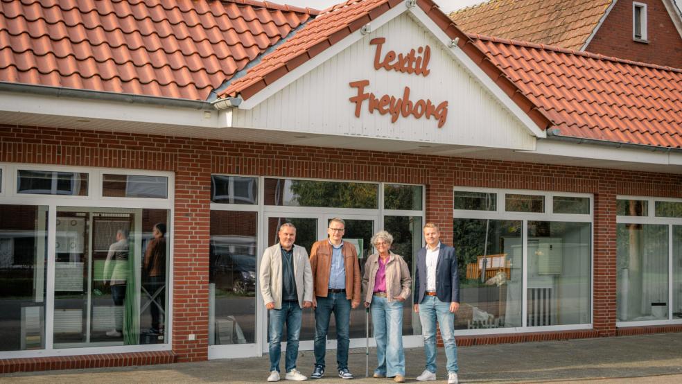 Freuen sich auf die Eröffnung (von links): Marcus Jonashoff (Bünting Unternehmensentwicklung), Uwe Sap (Bürgermeister Gemeinde Bunde), Petra Freyborg-Veenhuis (Eigentümerin) und Luca Hauwen (Bünting Expansion). © Foto: Bünting
