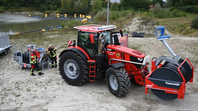 Feuerwehr rückt mit Trecker aus