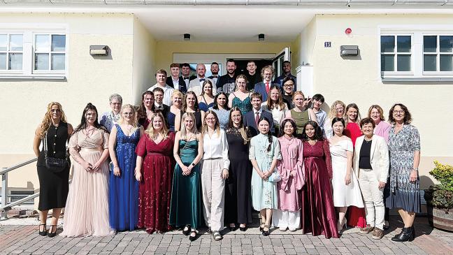 Fachleute in der Pflege haben ihre Ausbildung abgeschlossen
