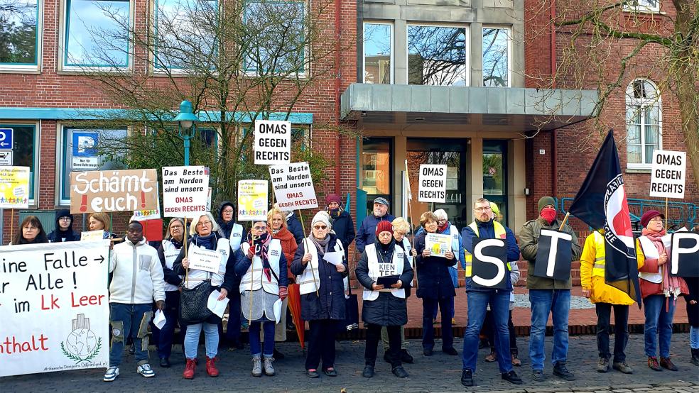 Die »Omas gegen rechts« und der Verein »Afrikanische Diaspora Ostfriesland« demonstieren heute vor der Kreisverwaltung in Leer für ein Bleiberecht für die Familie Kouame aus Oldersum.  © Archivfoto: privat