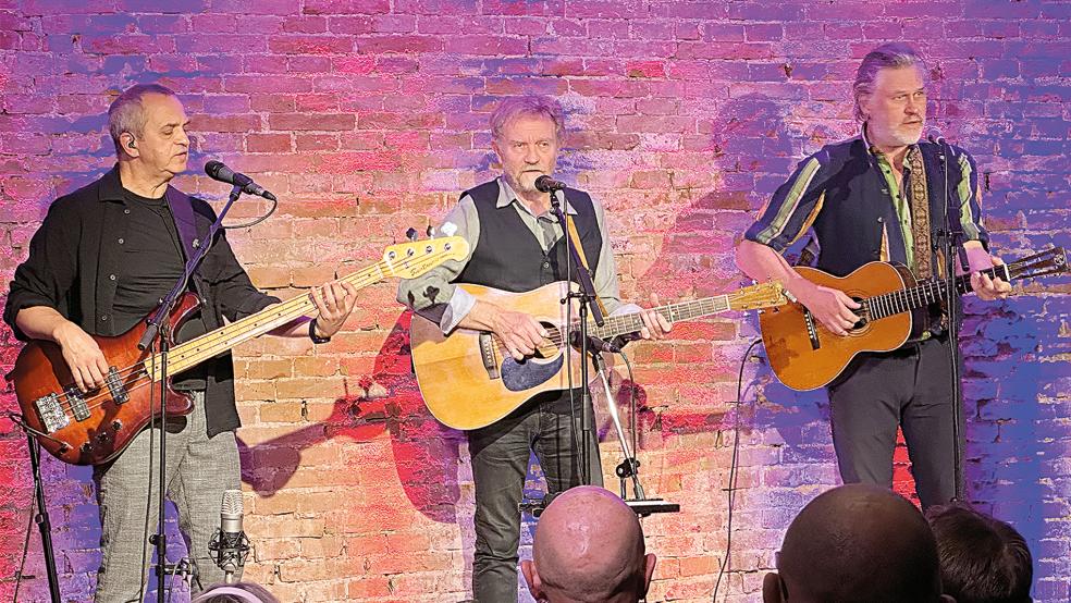 Das Ensemble (von links) Ralf Strotmann, Otto Groote und Bert Hadders war im ausverkauften Jemgumer Bürgerhaus zu Gast mit dem Programm »Brückenbauer«.  © Foto: Kuper