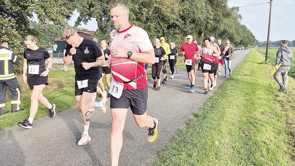 Beim Sechs-Kilometer-Lauf setzte sich am Ende Alexander Meyer (links in der Mitte) durch. Er war bereits nach 26:02 Minuten wieder im Ziel.  © Fotos: privat