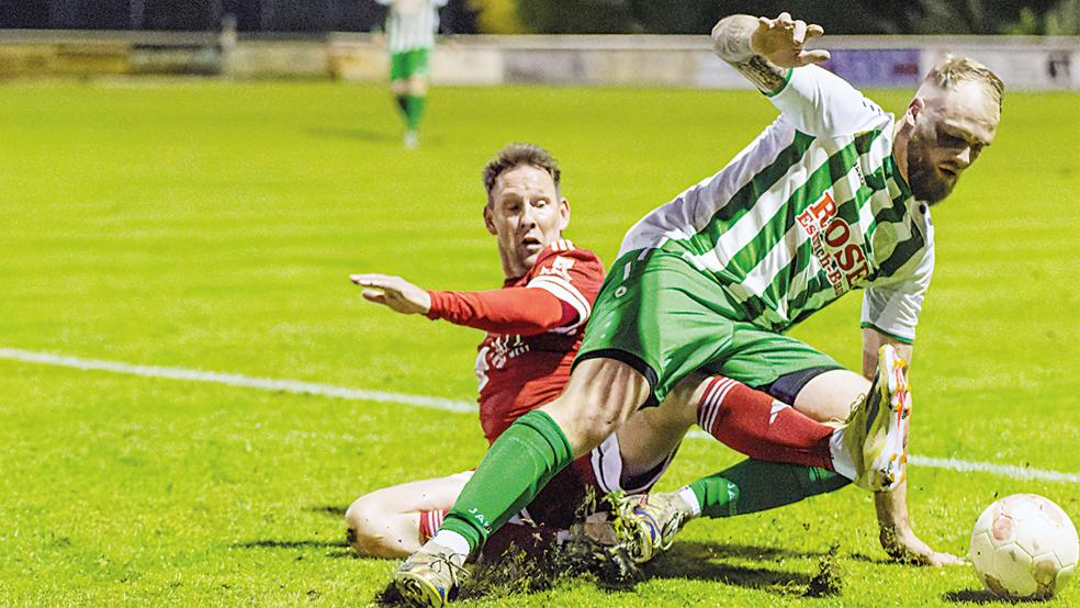 Stephan Eling (rotes Trikot) und der TV Bunde III konnten den FC Frisia Völlenerkönigsfehn in die Knie zwingen.  © Foto: Jungeblut