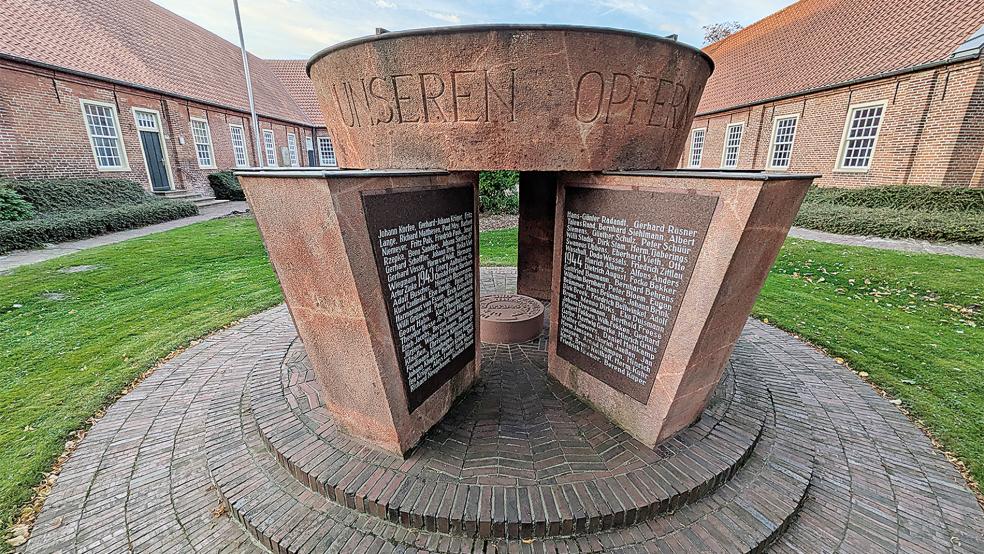 Auf dem Ehrenmal für die Opfer von Krieg und Vertreibung vor dem Heimatmuseum in Weener wird mit Jakobus Onnen ein mutmaßlicher Kriegsverbrecher gewürdigt.  © Foto: Szyska