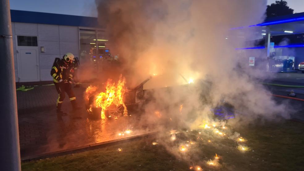 Das Auto wurde komplett ein Raub der Flammen. © Feuerwehr