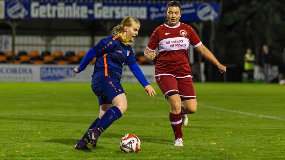 Alina Smeenge (links) konnte gegen Wiesmoor II mit einer Vorlage den Ausgleich zum 2:2-Endstand einleiten. © Jungeblut