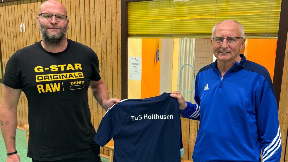Der Vorgänger übergibt symbolisch an den Nachfolger: Johann Janssen (rechts) überreicht Michael Hieronimus sein Team-Shirt. © privat