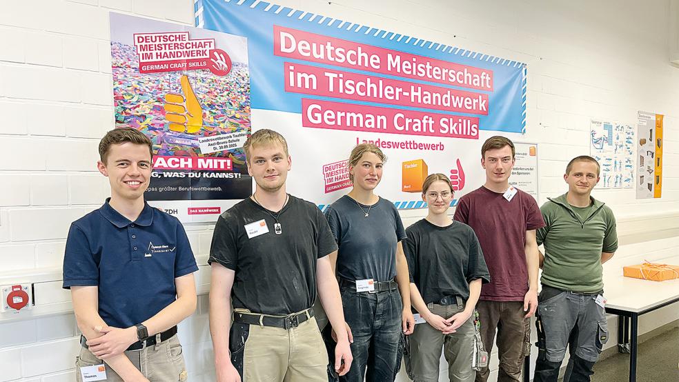 Der Weenermoorer Hauke Tierel (Zweiter von links) lieferte bei den »German Craft Skills 2025« das beste Ergebnis ab und tritt vom 10. bis 12. November bei den Bundesmeisterschaften in Waren an. Er setzte sich gegen seine Konkurrenten Thomas Eilers (von links), Sieglinde Hanke, Lena Hoppe, Moritz Henke und Daniel Gerken durch.  © Foto: Tischler Nord
