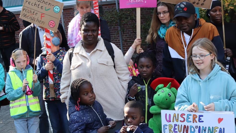Mutter Diane Kouame und den drei Kindern Lovely, Emma und Mael droht die Abschiebung. Vater Djibril hat eine befristete Aufenthaltsgenehmigung. © Ammermann