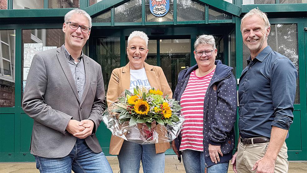 Nicole Groenewold, sie feierte jetzt ihr 25-jähriges Dienstjubiläum, mit Bürgermeister Heiko Abbas (links), Anja Peters (Personalrat) und Hermann Welp (Erster Stadtrat).  © Foto: Stadt Weener