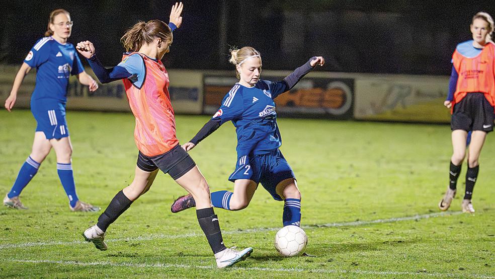 Lorena Trey (am Ball) und Möhlenwarf versuchten alles, um in Führung zu gehen.  © Foto: Bruins