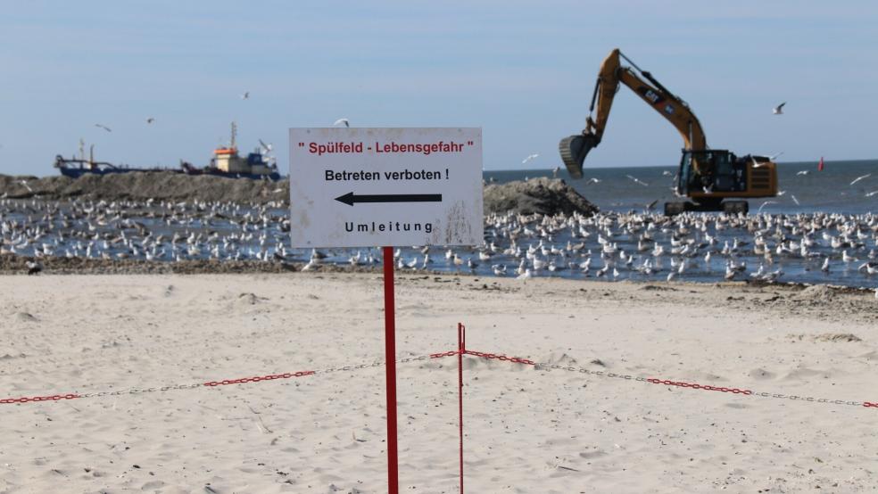 Blick auf eine Sandaufspülung am Weststrand der Insel Norderney. Kurz vor dem Beginn der Sturmflutsaison hat der Küstenschutz in Niedersachsen letzte Baustellen abgeschlossen. Die Sturmflutsaison dauert in der Regel von Oktober bis März. © Foto: dpa/Bartels