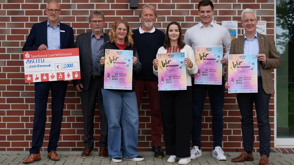Ralf Theile (von links, Sparkasse Leer-Wittmund), Wilhelm Timmer (1.Vorsitzender TV Bunde), Carina Severiens (Abteilungsleiterin Turnabteilung, Organisator und Trainerin AKEITU), Rolf Boehnke (Organisator und Trainer AKEITU), Imke Barth (Ems-Dollart-Region), Christoph Buse (Ostfriesische Brandkasse Bunde) und Schirmherr Landrat Matthias Groote präsentieren die Sportshow. © privat