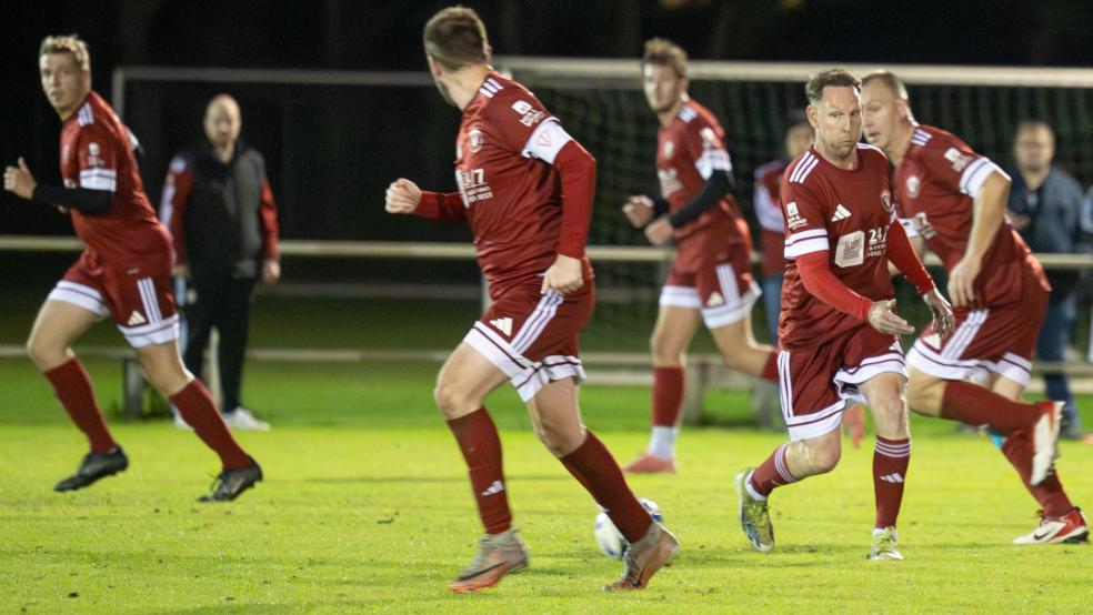 Stephan Eling (Mitte) und die 3. Herren des TV Bunde konnten gegen Ihren nur eine Torchance nutzen. © Bruins