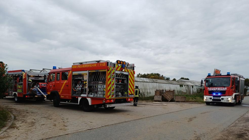 Die Feuerwehr Oberrheiderland war gestern Nachmittag bei den Gewächshäusern in Halte im Einsatz. © Foto: Rand/Feuerwehr