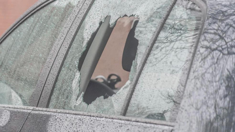 Der oder die Täter schlugen die Seitenscheibe des Autos ein, um an die Wertgegenstände zu gelangen. © Symbolfoto: Klemmer