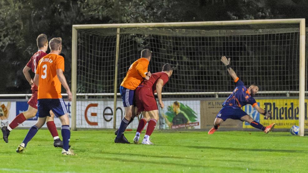 TV-Torhüter Marcel Kayser kann den Einschlag nicht verhindern: Holtes Jannes Siemers glich in der 38. Minute zum 1:1 aus. Der TV Bunde II hatte bis dato durch ein Tor in der ersten Minute durch Daniel Gidion geführt. © Jungeblut
