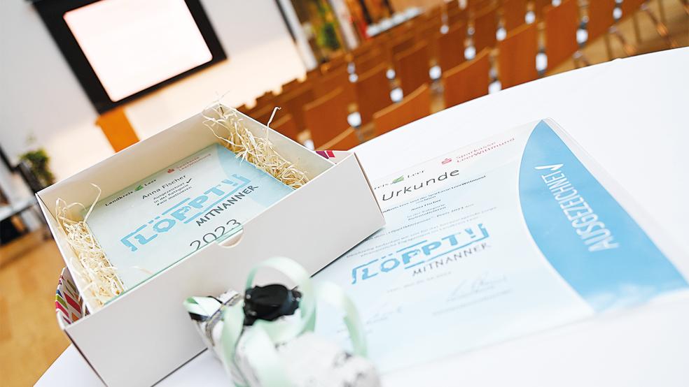 Neben einer Urkunde gibt es auch Geld für die Vereine der Ausgezeichneten.  © Foto: Landkreis Leer