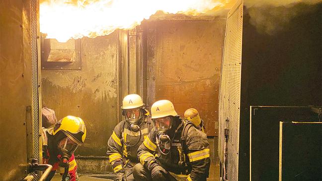 Heißes Training für Feuerwehrleute