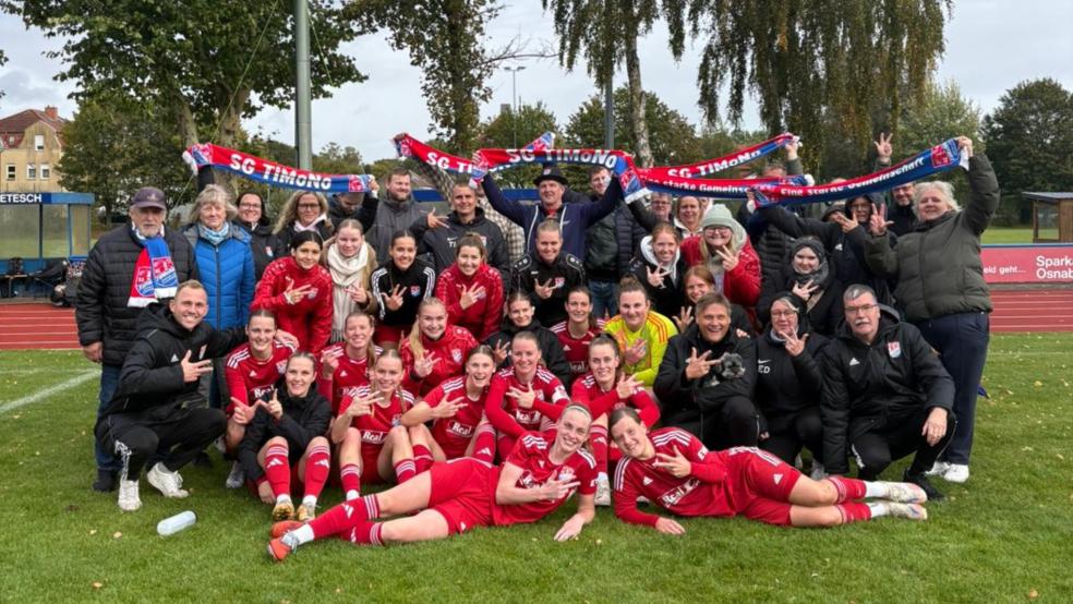 Die Mannschaft des SV TiMoNo feierte ihren Erfolg mit den mitgereisten Fans.  © Foto: privat