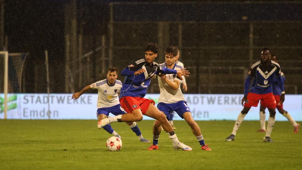 Kickers Emden um Mika Eickhoff (rechts) ließ sich spät noch einen Punkt vom HSV II nehmen.  © Foto: Kalski