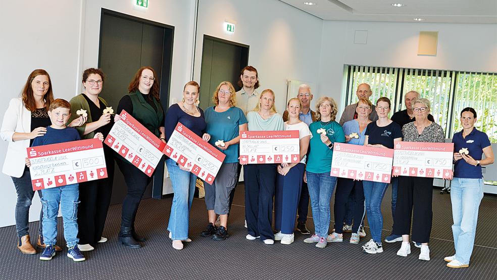 Beim Stadtradeln vorne mit dabei: Auch die beiden Grundschulen in Ditzum (500 Euro Preisgeld) und Ditzumerverlaat (250 Euro) waren jetzt unter den Schulen, die vom Landkreis Leer als besonders »fahrradaktiv« ausgezeichnet waren.  © Foto: Landkreis