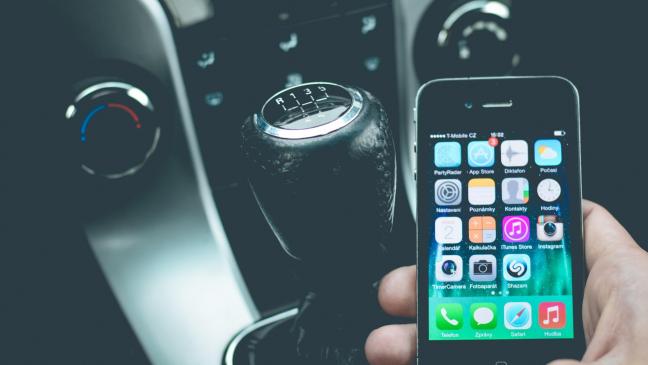 Handy am Steuer so gefährlich wie Promille-Fahrt