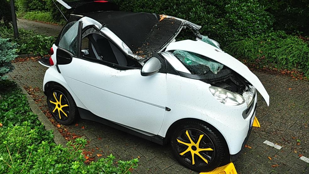Der Smart wurde erheblich beschädigt und ist wohl als Totalschaden einzustufen. © Wolters